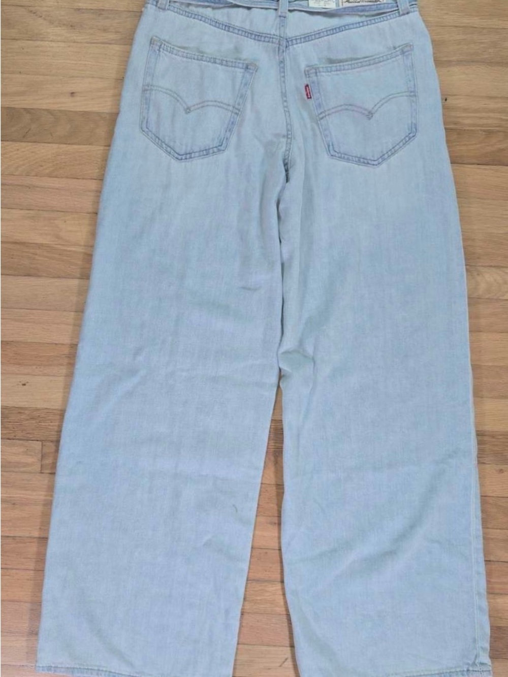 Light Wash Tie-Waist Women’s Levi Jeans - Picture 7 of 8